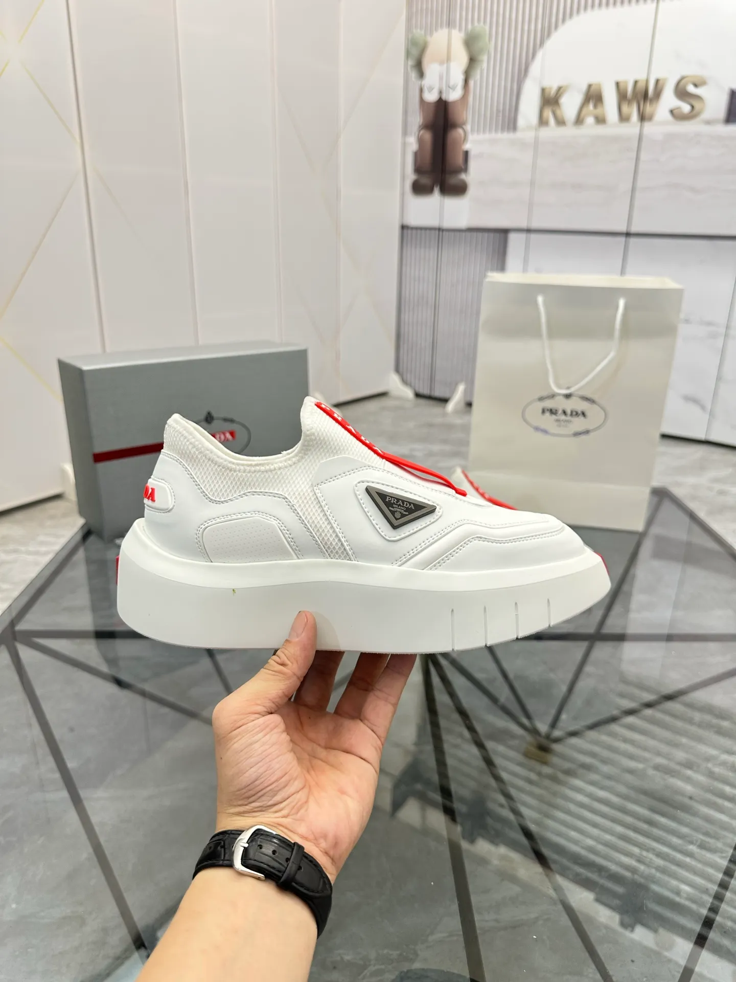 Men's shoes: 💰P500¥ High-end, complete package Product trademark: Prada *"Prada*" low-top casual shoes Regular size: 38-44 (can be customized to 45.46) Couple style Product materials: Upper imported cowhide stitched with original fabric, breathable lining, original outsole. Number: 846